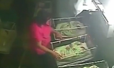 10 video ‘hot’: Nữ quái trộm tiền siêu nhanh trong cửa hàng đồ lót - ảnh 6