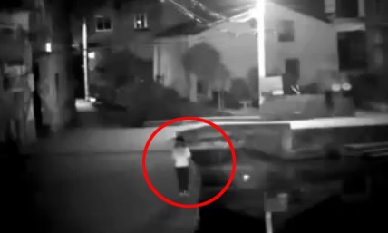 10 video ‘hot’: Nữ quái trộm tiền siêu nhanh trong cửa hàng đồ lót - ảnh 1