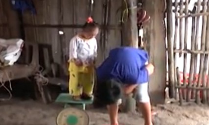 10 video ‘hot’: Nữ quái trộm tiền siêu nhanh trong cửa hàng đồ lót - ảnh 7