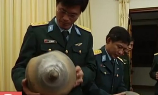 10 video ‘hot’: Nữ quái trộm tiền siêu nhanh trong cửa hàng đồ lót - ảnh 8