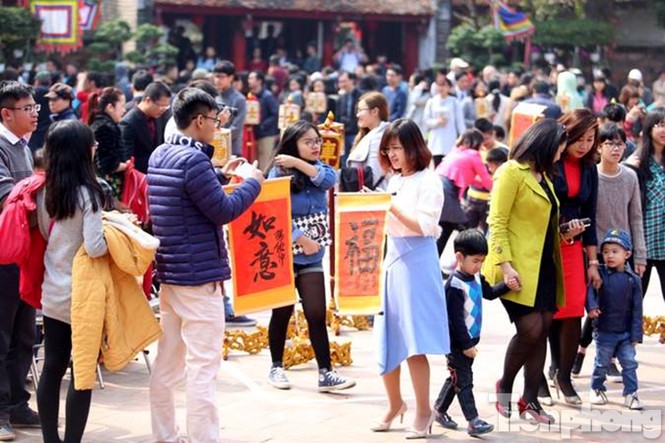 Xếp hàng dài chờ xin chữ ở Văn Miếu ngày Tết - ảnh 18