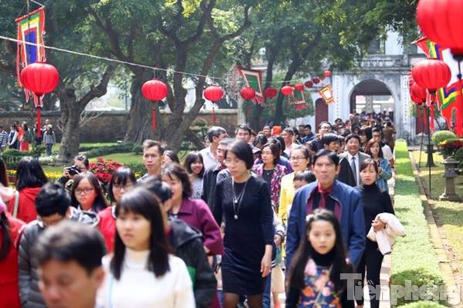 Xếp hàng dài chờ xin chữ ở Văn Miếu ngày Tết - ảnh 16