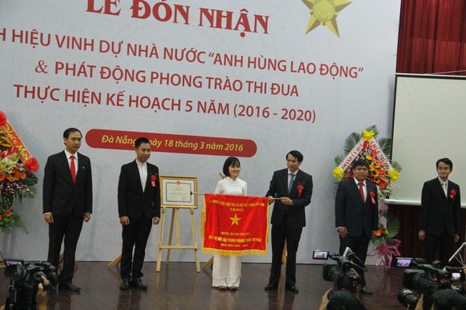 NGƯT Lê Công Cơ đón nhận danh hiệu 'Anh hùng lao động' - ảnh 1