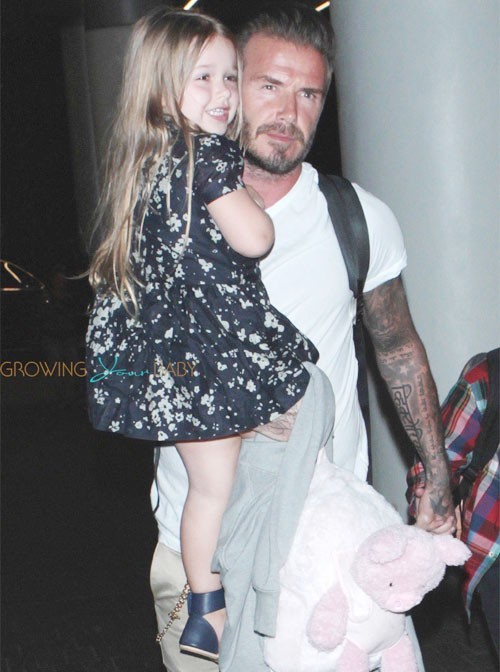 Beckham gây sốt khi ngồi khâu váy búp bê cho con gái - ảnh 1