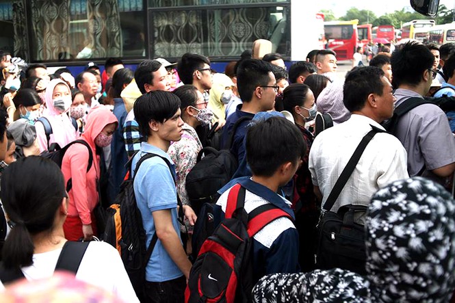 Bến xe đông nghịt người rời Thủ đô dịp nghỉ lễ 2/9 - ảnh 4
