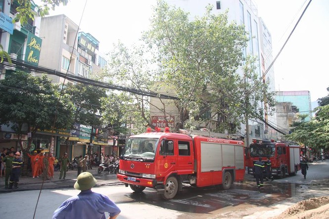 Hà Nội: Cột điện bốc cháy ngùn ngụt giữa trưa - ảnh 1