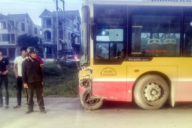 Tài xế mắc kẹt trong xe 7 chỗ sau cú va chạm với xe buýt - ảnh 2