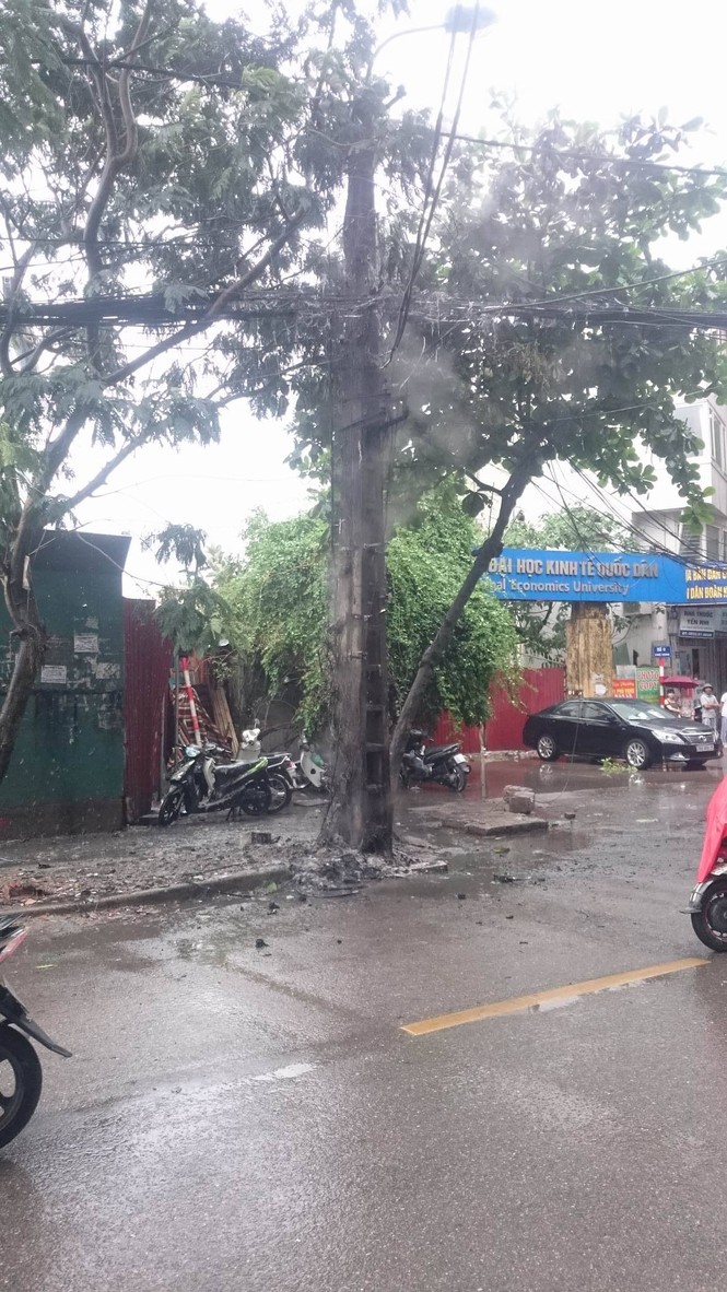 Hà Nội: Cột điện bất ngờ bốc cháy rừng rực như đuốc - ảnh 3