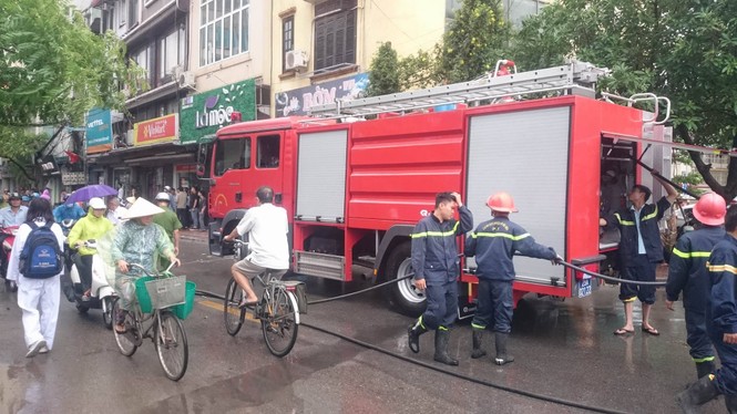 Hà Nội: Cột điện bất ngờ bốc cháy rừng rực như đuốc - ảnh 2