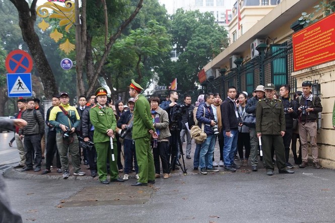 An ninh nghiêm ngặt trong phiên tòa xét xử ông Đinh La Thăng - ảnh 7