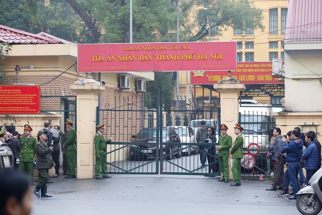 An ninh nghiêm ngặt trong phiên tòa xét xử ông Đinh La Thăng - ảnh 5