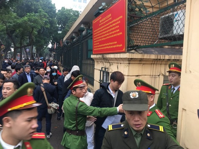 An ninh nghiêm ngặt trong phiên tòa xét xử ông Đinh La Thăng - ảnh 9