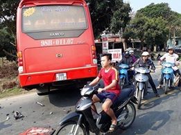 Hai người trong xế hộp nhập viện sau va chạm với xe khách - ảnh 2
