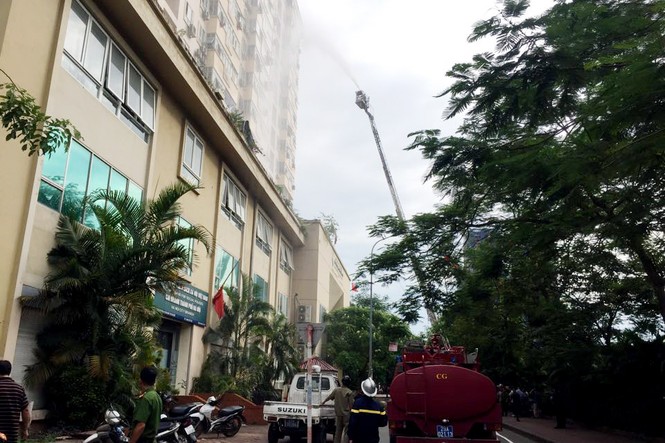 Cháy căn hộ tầng 15 chung cư, người dân hoảng hốt tháo chạy - ảnh 1