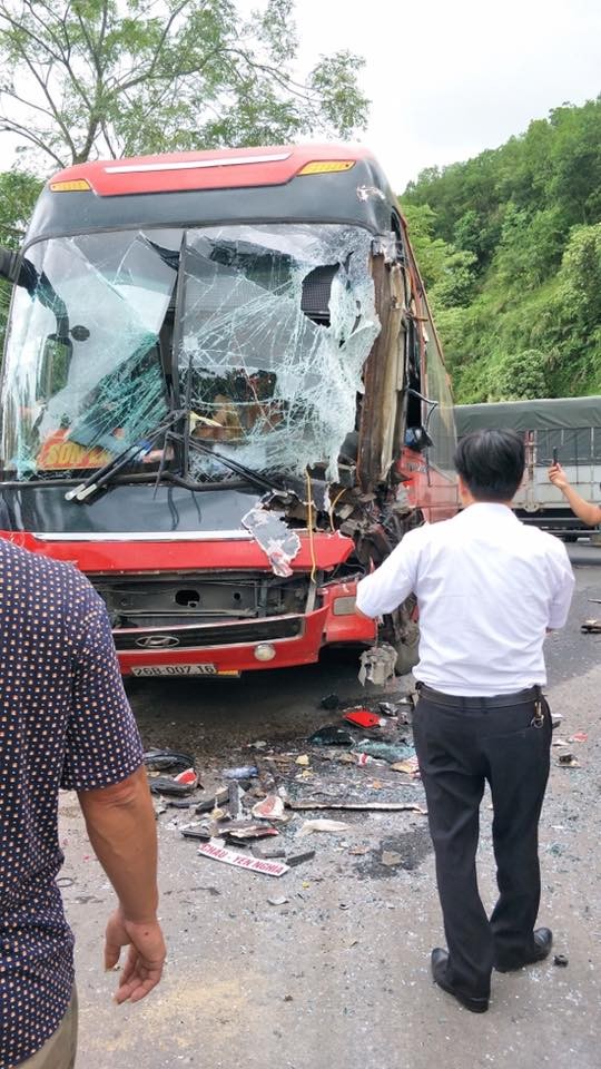 Tài xế xe giường nằm mắc kẹt sau cú va chạm xe đầu kéo - ảnh 1