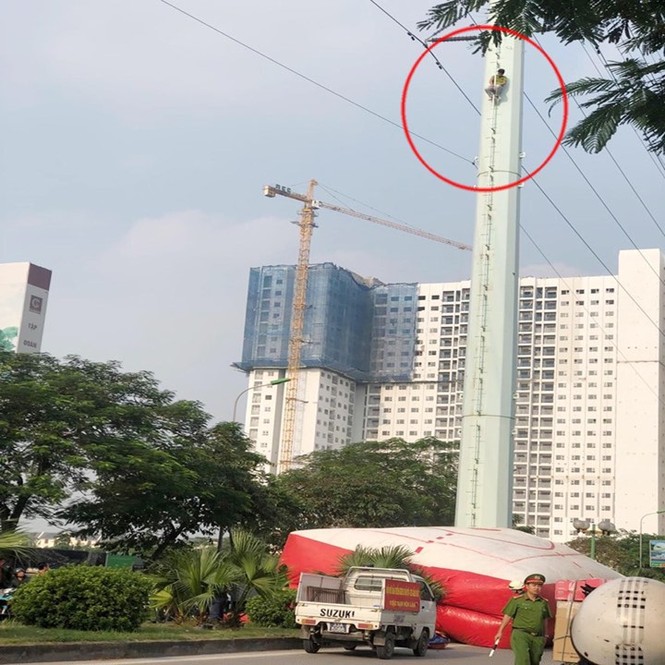 Nam thanh niên ngáo đá ngồi vắt vẻo trên cột điện cao thế hơn 1 tiếng đồng hồ - ảnh 1
