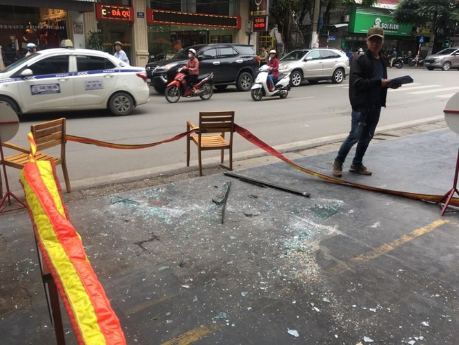 Cửa kính rơi từ tầng 6, kính văng trúng người đi đường - ảnh 3