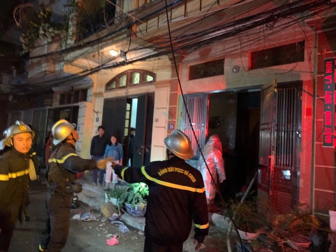 Cứu 6 người dân thoát ra ngoài căn nhà bốc cháy ở Hà Nội - ảnh 1