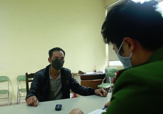 14 thùng phuy vứt trộm ven sông Hồng chứa chất thải nguy hại - ảnh 1