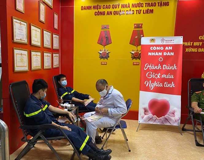 Gần 100 cán bộ chiến sĩ công an nhóm máu A và O tham gia hiến máu tình nguyện - ảnh 2