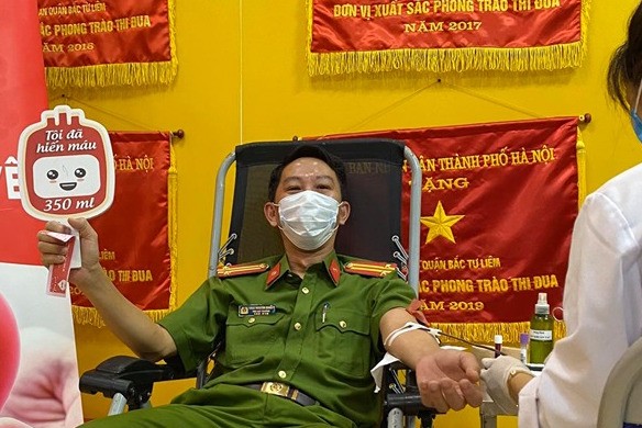Gần 100 cán bộ chiến sĩ công an nhóm máu A và O tham gia hiến máu tình nguyện - ảnh 3
