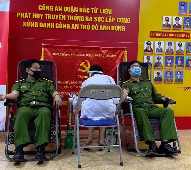 Gần 100 cán bộ chiến sĩ công an nhóm máu A và O tham gia hiến máu tình nguyện - ảnh 5