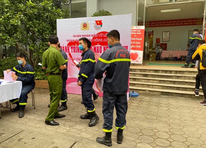 Gần 100 cán bộ chiến sĩ công an nhóm máu A và O tham gia hiến máu tình nguyện - ảnh 6