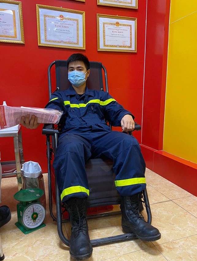 Gần 100 cán bộ chiến sĩ công an nhóm máu A và O tham gia hiến máu tình nguyện - ảnh 4
