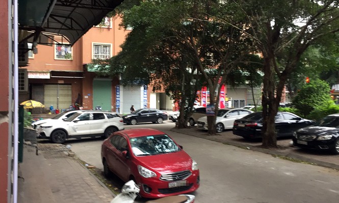 Công an điều tra vụ xe ô tô bị đập vỡ kính vì nghi không gửi vào bãi - ảnh 2