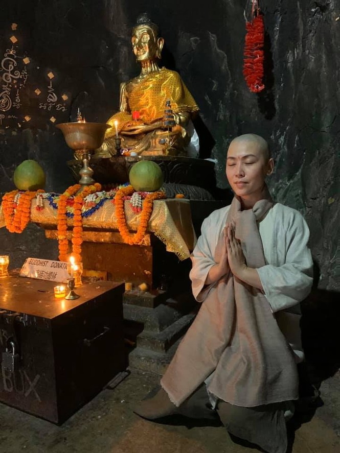 Ca sĩ Lô Thủy 'xuống tóc' trên đường hành hương về đất Phật - ảnh 8