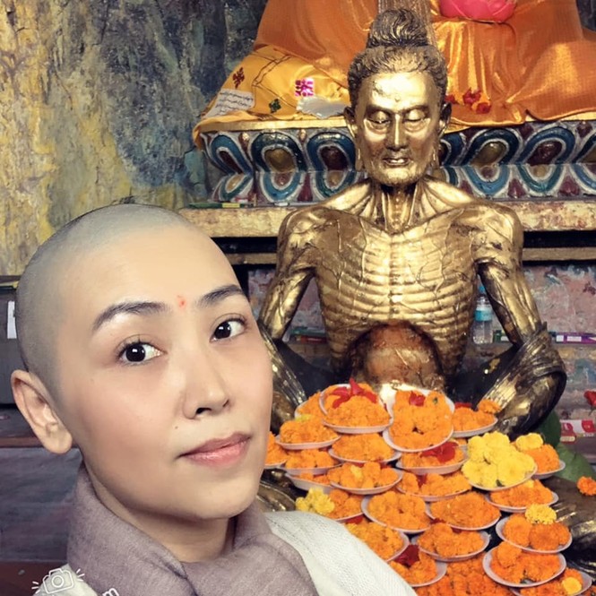Ca sĩ Lô Thủy 'xuống tóc' trên đường hành hương về đất Phật - ảnh 2