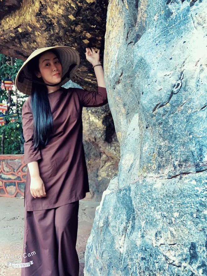 Ca sĩ Lô Thủy 'xuống tóc' trên đường hành hương về đất Phật - ảnh 3