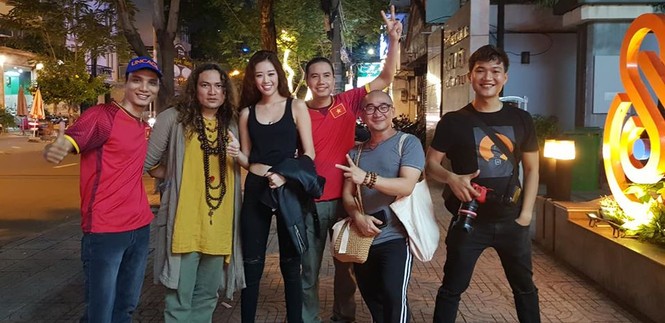 Tân Hoa hậu hoàn vũ Việt Nam Khánh Vân cuồng nhiệt với bóng đá - ảnh 1