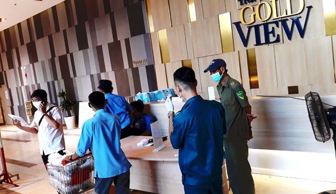 Cuộc sống của người dân trong khu chung cư bị cách ly ở Sài Gòn - ảnh 1