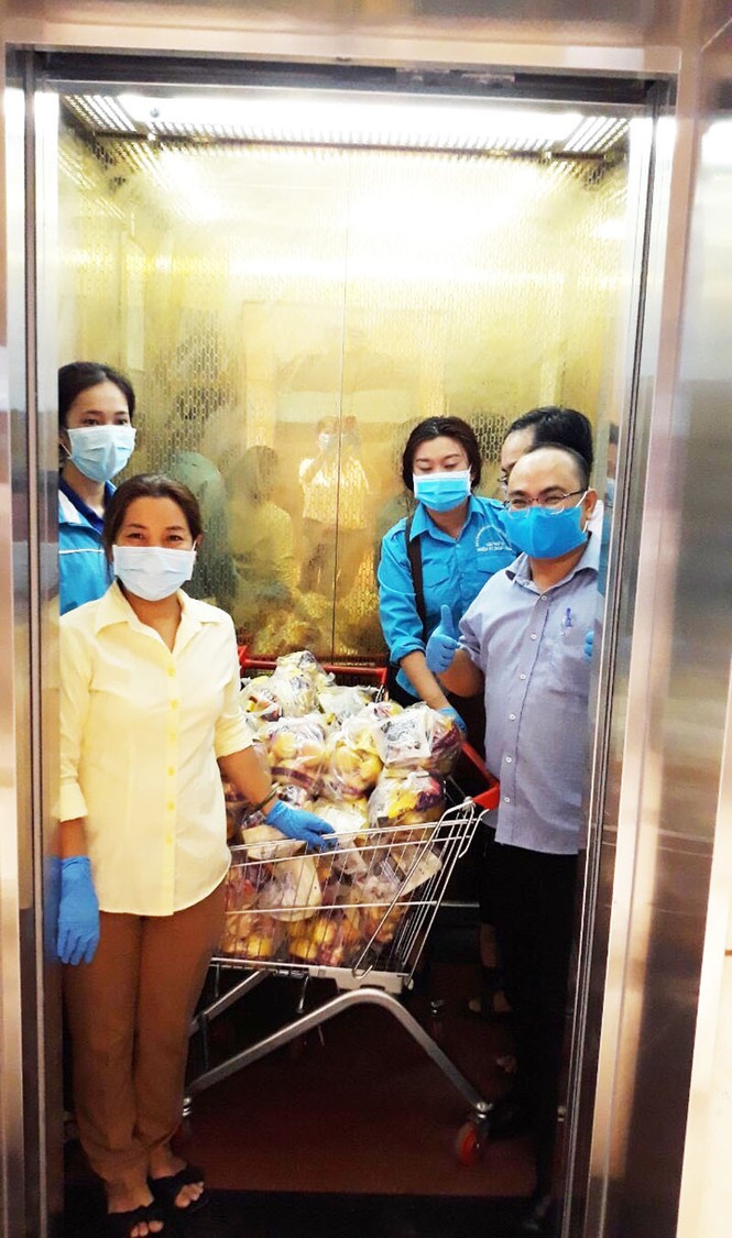Cuộc sống của người dân trong khu chung cư bị cách ly ở Sài Gòn - ảnh 2