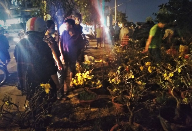 Đêm giao thừa người TPHCM soi đèn mua hoa Tết giải cứu nông dân - ảnh 5