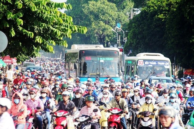Cấm xe máy, dân đi bằng gì? - ảnh 2