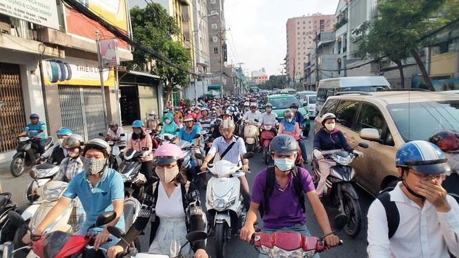 Cấm xe máy, dân đi bằng gì? - ảnh 1