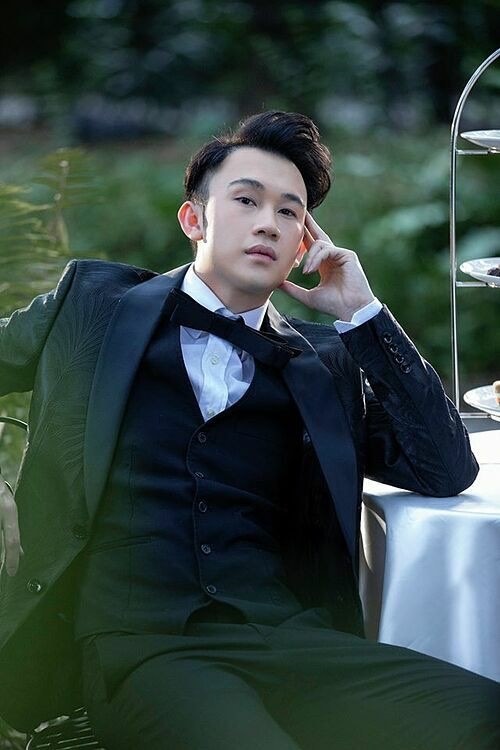 Showbiz 10/5: Hoài Linh trẻ trung với mái tóc mới, Noo Phước Thịnh hóa