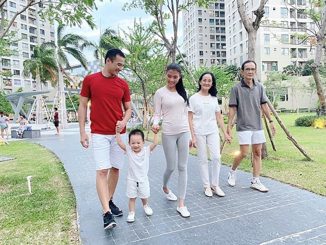 Showbiz 16/5: Thùy Chi lạ lẫm với hình ảnh mới, Hồng Quế lại đăng dòng trạng thái khó hiểu - ảnh 13