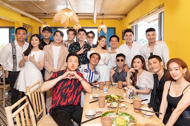 Showbiz 19/5: Quang Vinh đón tuổi 38, Vân Hugo được bạn trai cầu hôn - ảnh 10