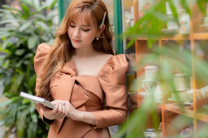 Showbiz 21/5: Quốc Trường-Bảo Anh tình tứ tại sự kiện, Phượng Chanel khoe nội y trên phố - ảnh 11