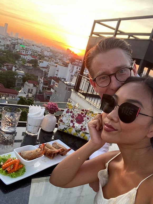 Showbiz 21/5: Quốc Trường-Bảo Anh tình tứ tại sự kiện, Phượng Chanel khoe nội y trên phố - ảnh 5