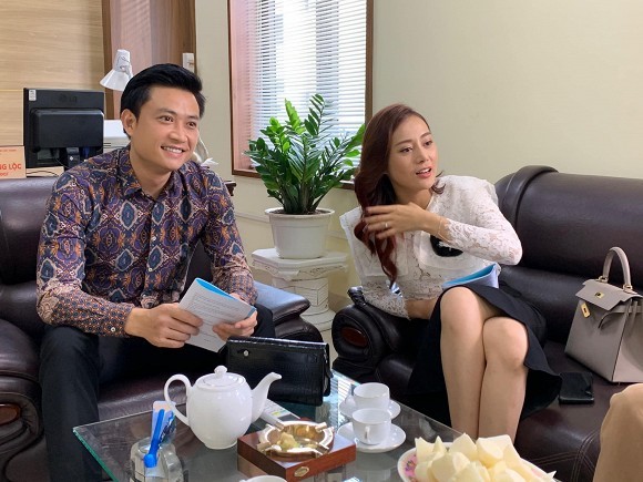 Showbiz 21/5: Quốc Trường-Bảo Anh tình tứ tại sự kiện, Phượng Chanel khoe nội y trên phố - ảnh 6