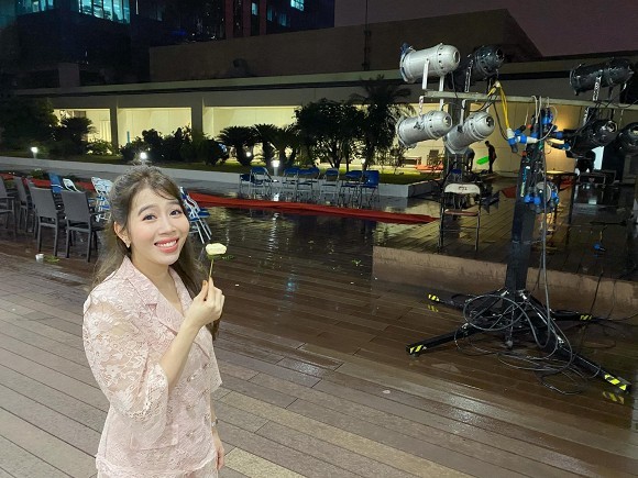 Showbiz 21/5: Quốc Trường-Bảo Anh tình tứ tại sự kiện, Phượng Chanel khoe nội y trên phố - ảnh 8