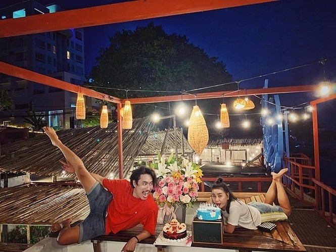 Showbiz 25/5: Lý Nhã Kỳ ngồi xe 40 tỷ dự event, Thúy Vân đăng kí kết hôn - ảnh 3