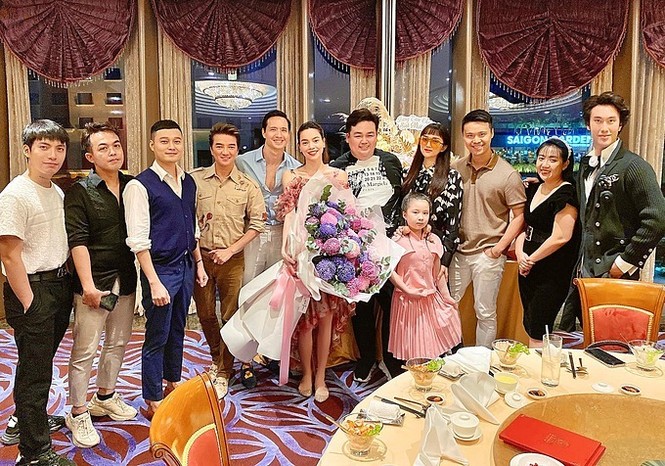 Showbiz 25/5: Lý Nhã Kỳ ngồi xe 40 tỷ dự event, Thúy Vân đăng kí kết hôn - ảnh 2