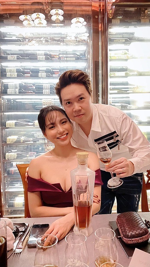Showbiz 25/5: Lý Nhã Kỳ ngồi xe 40 tỷ dự event, Thúy Vân đăng kí kết hôn - ảnh 6