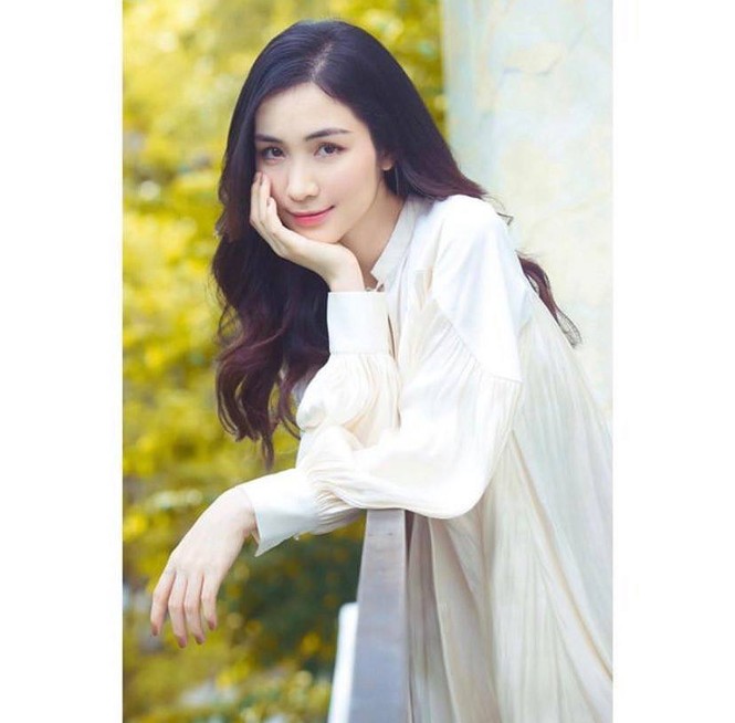 Showbiz 27/5: Chi Pu khoe vòng 1 táo bạo, Isaac tích cực