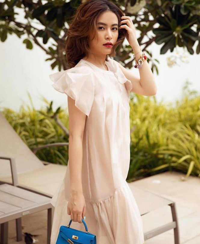 Showbiz 27/5: Chi Pu khoe vòng 1 táo bạo, Isaac tích cực